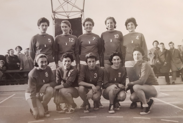 La formazione della Bernocchi Legnano Campione d'Italia 1955. In piedi da sx Ileana Pasquali 5, Pia Mapelli 12, Brunetta Soldo 7, Idelma Tommasini 10, M. Pellegrini. In ginocchio da sx: Agosto, Adriana Cozzi 6, Licia Bradamante 3, Lucia Pasquali 11, W. Pellegrini